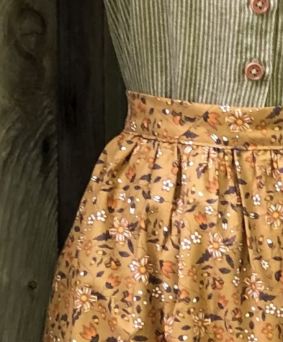 pine-wood-tasha-tudor-apron-closeup