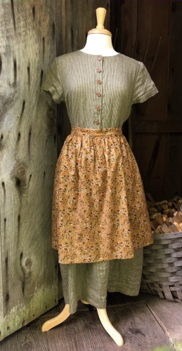 pine-wood-tasha-tudor-apron-full